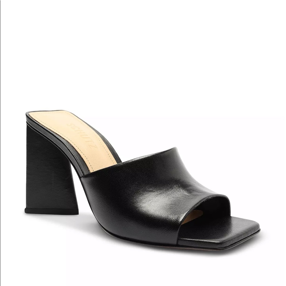 🖤 Schutz Lizah block heel sandal. Size 7